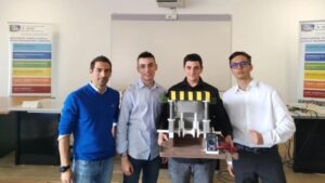 Tres jóvenes italianos crean un revolucionario dispositivo que genera hidrógeno verde a partir del tráfico vehicular