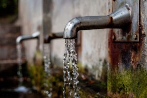 Biofilms bacterianos y metales en las cañerías: una amenaza silenciosa para la calidad del agua potable