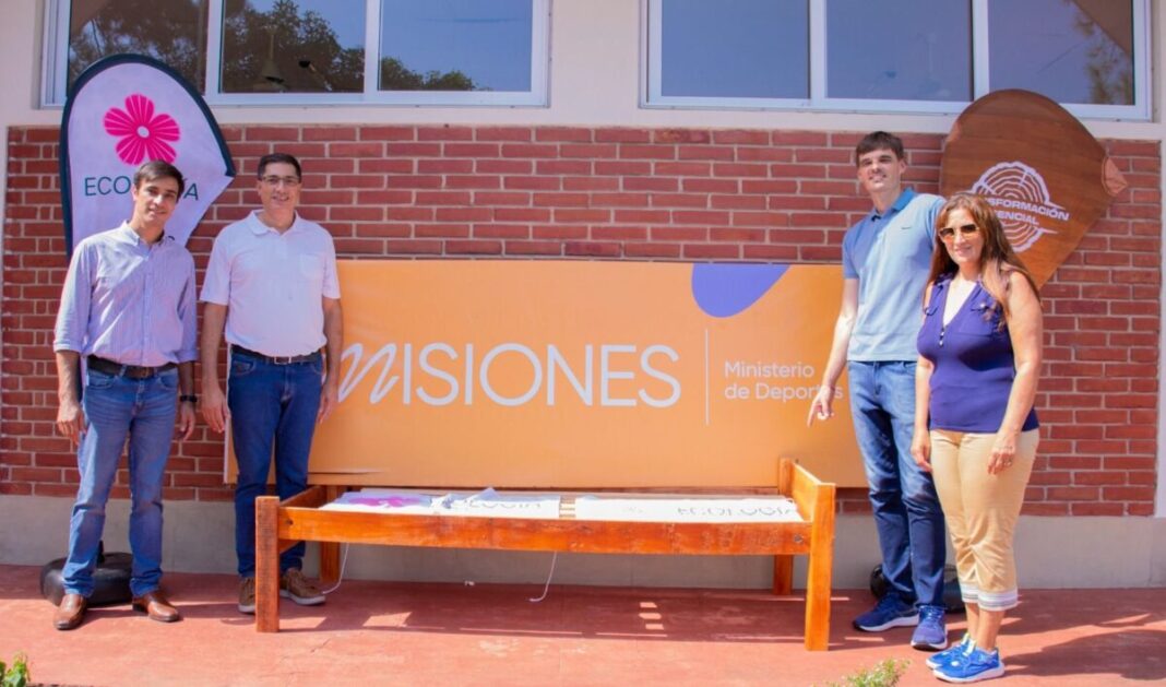 Misiones | Tras un convenio con Deportes, Ecología entregó al Club Yabebirí muebles fabricados con madera decomisada