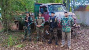 Decomisan un camión con carga de loro negro en la selva misionera