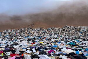 El desierto de Atacama concentra toneladas de ropa usada