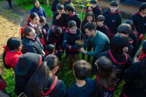 “Adoptá un Árbol”: estudiantes de Posadas plantaron especies nativas y aprendieron sobre su cuidado